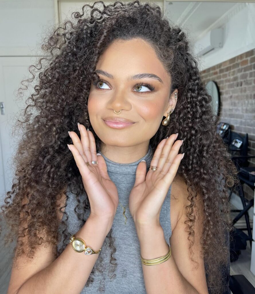 Beauty-Trends Frühling 2026 - Seitenscheitel - @tannia_t_mua | Treatwell