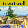 Ein malerischer Blick auf Barcelona vom Park Güell aus, mit Antoni Gaudís berühmten bunten Mosaikbnken und mrchenhaften Türmen im Vordergrund, dahinter die Stadt und das Meer. Ein gelbes Banner am oberen Rand zeigt das "treatwell"-Logo.