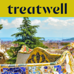 Ein malerischer Blick auf Barcelona vom Park Güell aus, mit Antoni Gaudís berühmten bunten Mosaikbnken und mrchenhaften Türmen im Vordergrund, dahinter die Stadt und das Meer. Ein gelbes Banner am oberen Rand zeigt das "treatwell"-Logo.