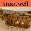 Das Odeon des Herodes Atticus, ein antikes Steinamphitheater am Fuss der Akropolis in Athen. Im Hintergrund erstreckt sich die moderne Skyline unter einem warmen Abendhimmel. Ein korallfarbenes Banner mit dem Treatwell-Logo ist über dem Bild platziert.