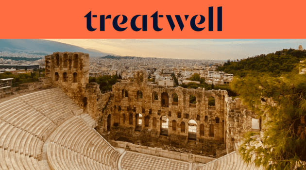 Das Odeon des Herodes Atticus, ein antikes Steinamphitheater am Fuss der Akropolis in Athen. Im Hintergrund erstreckt sich die moderne Skyline unter einem warmen Abendhimmel. Ein korallfarbenes Banner mit dem Treatwell-Logo ist über dem Bild platziert.