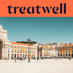 Ein breites Banner mit dem Treatwell-Logo in Dunkelblau auf orangem Hintergrund oben. Unter dem Logo ist ein helles, sonniges Foto des grossen Handelsplatzes (Praça do Comércio) in Lissabon zu sehen, mit dem weissen Arco da Rua Augusta, gelben Gebäuden mit Bogengängen und Passanten, die über den weitläufigen Fussgängerplatz unter einem klaren blauen Himmel spazieren.