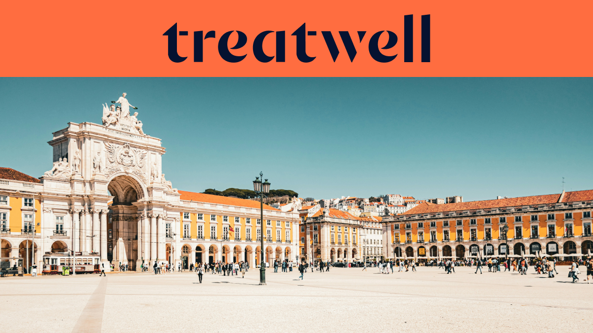 Ein breites Banner mit dem Treatwell-Logo in Dunkelblau auf orangem Hintergrund oben. Unter dem Logo ist ein helles, sonniges Foto des grossen Handelsplatzes (Praça do Comércio) in Lissabon zu sehen, mit dem weissen Arco da Rua Augusta, gelben Gebäuden mit Bogengängen und Passanten, die über den weitläufigen Fussgängerplatz unter einem klaren blauen Himmel spazieren.