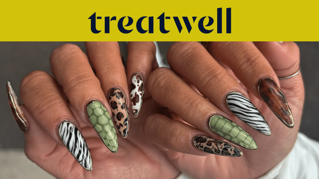 Zwei Hände mit langen mandelförmigen Nägeln in verschiedenen Animal-Prints: Zebrastreifen, Leopardenmuster, grüne Schlangenhaut und Schildpatt.