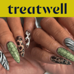 Zwei Hände mit langen mandelförmigen Nägeln in verschiedenen Animal-Prints: Zebrastreifen, Leopardenmuster, grüne Schlangenhaut und Schildpatt.