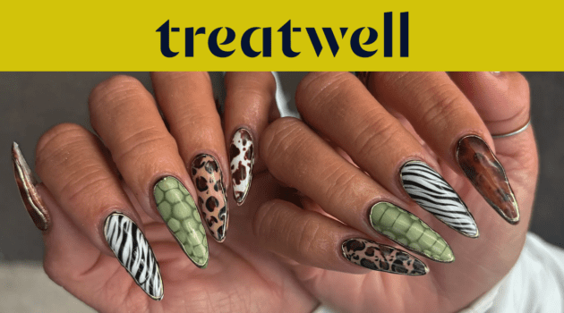 Zwei Hände mit langen mandelförmigen Nägeln in verschiedenen Animal-Prints: Zebrastreifen, Leopardenmuster, grüne Schlangenhaut und Schildpatt.