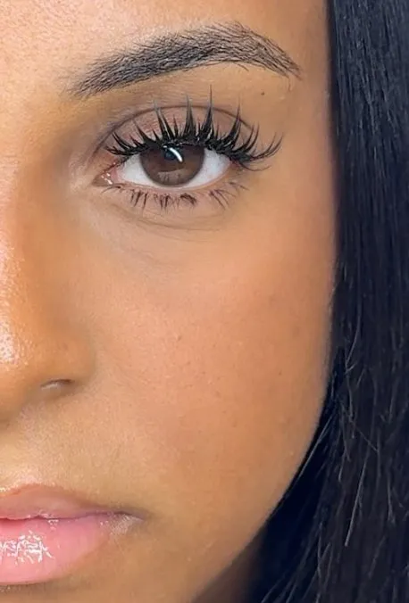 Nahaufnahme von Medusa-Wimpernextensions mit spitzen, texturierten Büscheln und betonten unteren Wimpern