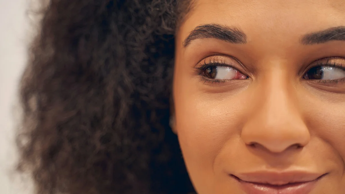 Nahaufnahme der Augen einer lächelnden Frau mit gepflegten, definierten Augenbrauen