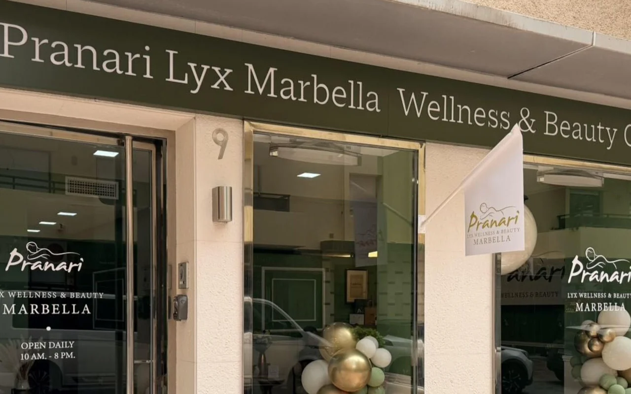 Das Marbella-Studio von Anchan Massage, ein Wellness- und Beautystudio mit grüner Front und weiss-goldenen Ballon-Arrangements neben dem Glaseingang.